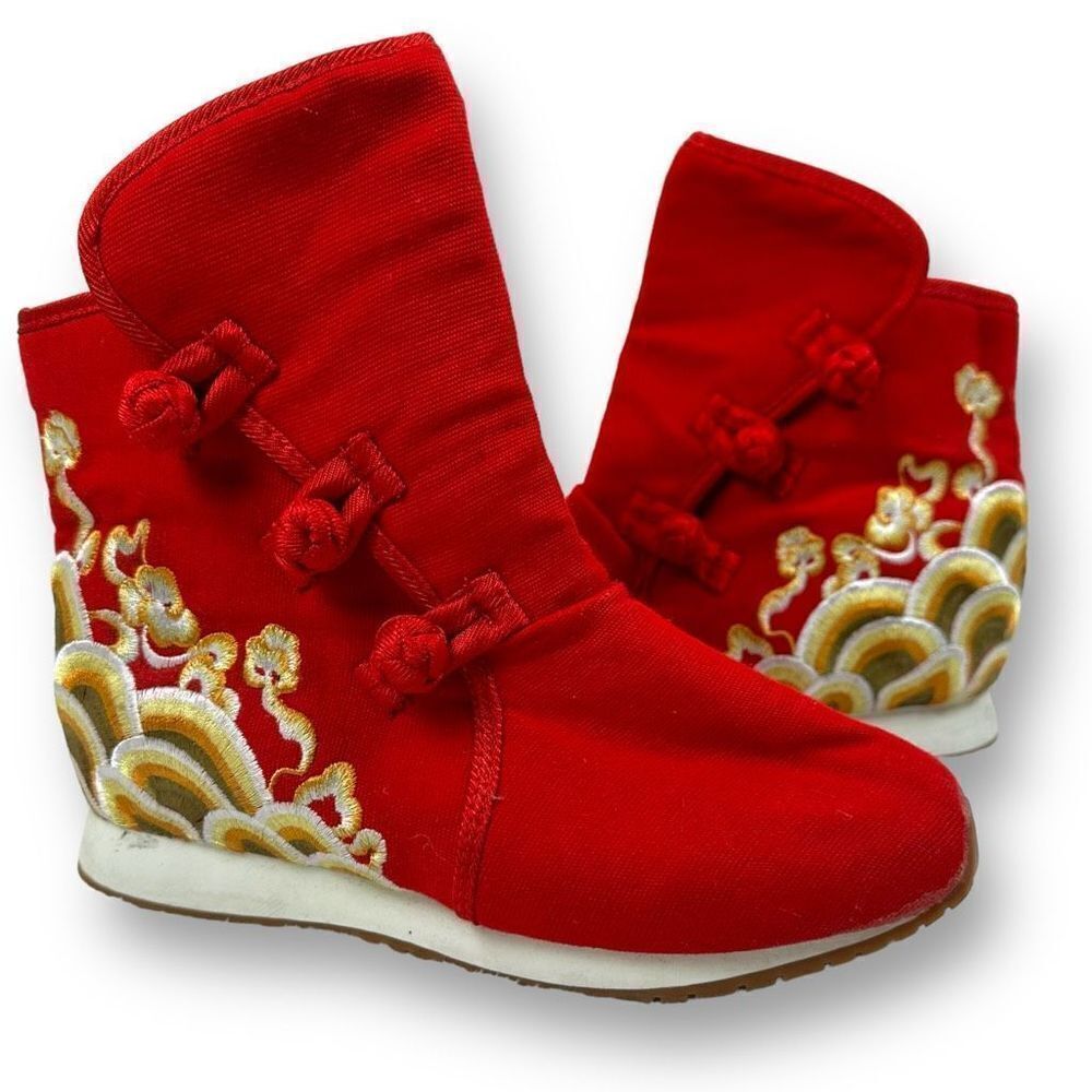 Women's Size 39 Slip On Wedge Bootie Red Embroidered Wave Florals Artsy